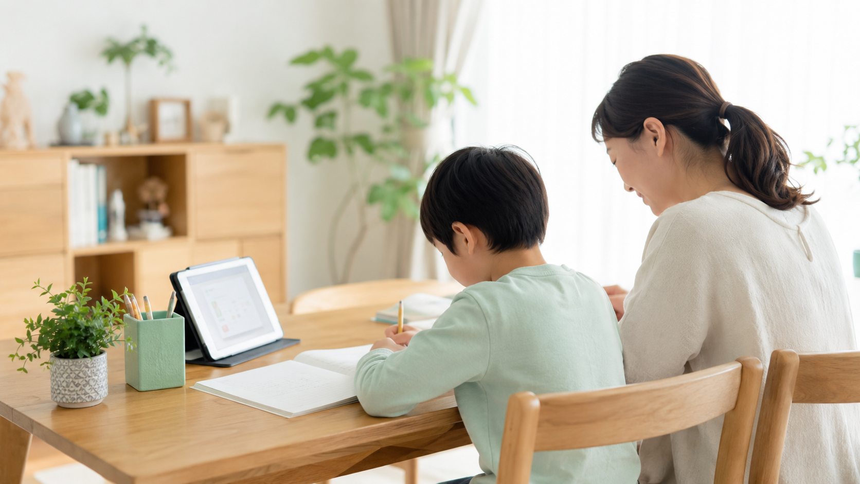 親子で家庭学習に取り組む様子